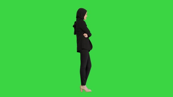 Leende arabiska affärskvinna bär hijab poserar för kameran på en grön skärm, Chroma Key. — Stockvideo