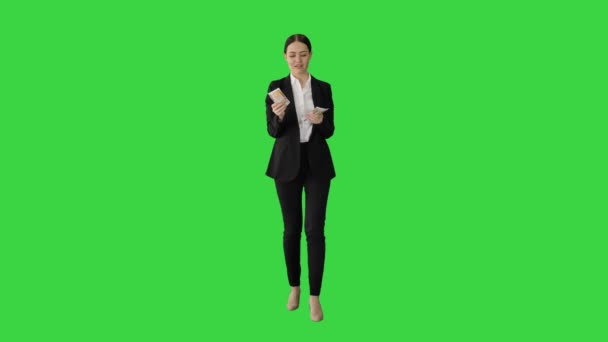 Glückliche Geschäftsfrau, die auf einem Green Screen Geld zählt, Chroma Key. — Stockvideo