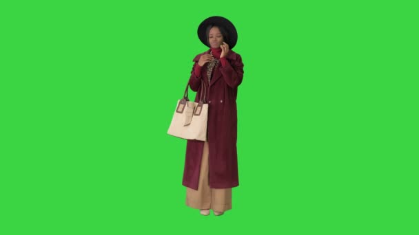 緑の画面、クロマキーに立って待っているファッショナブルな黒人女性. — ストック動画