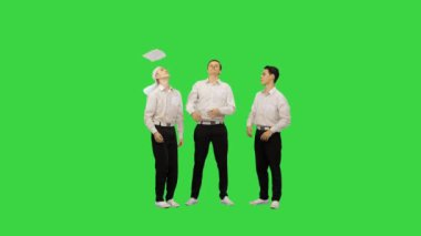 Üç adam dokümanları havaya fırlatıyor ve yeşil ekranda tuhaf bir şekilde dans etmeye başlıyor, Chroma Key..