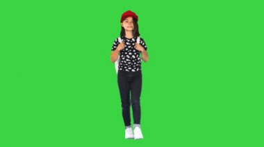 Asyalı kız okula yeşil ekranda yürüyor, Chroma Key.