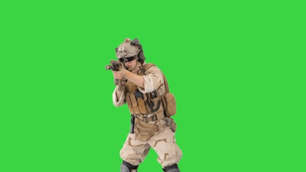 Strzelanina żołnierza z karabinem szturmowym i przeładowanie na zielonym ekranie, Chroma Key. — Wideo stockowe