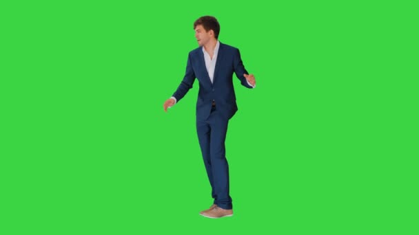 Arrogante zakenman in een pak dansend op een groen scherm, Chroma Key. — Stockvideo