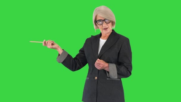 Profesora principal explicando y señalando algo en una pantalla verde, Chroma Key. — Vídeo de stock