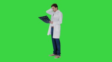 Hüsrana uğramış erkek doktor, Yeşil Ekran, Krom Anahtar 'da bilgisayarlı beyin tomografisi taraması yapıyor..