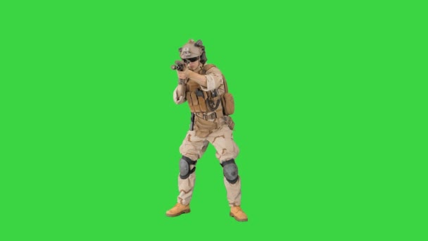 Солдат стреляет из штурмовой винтовки и перезаряжается на зеленый экран, Chroma Key. — стоковое видео