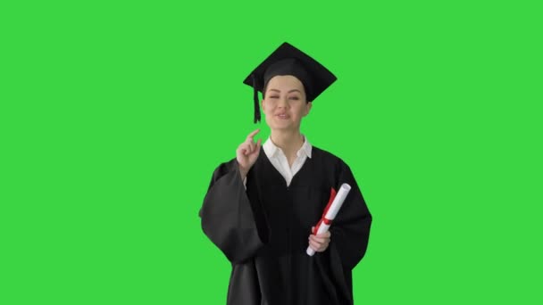 Graduação feminina energética andando com diploma e dando discurso motivador em uma tela verde, Chroma Key. — Vídeo de Stock