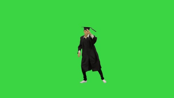 Homme diplômé en robe et mortier faisant danse moderne et breakdance sur un écran vert, Chroma Key. — Video