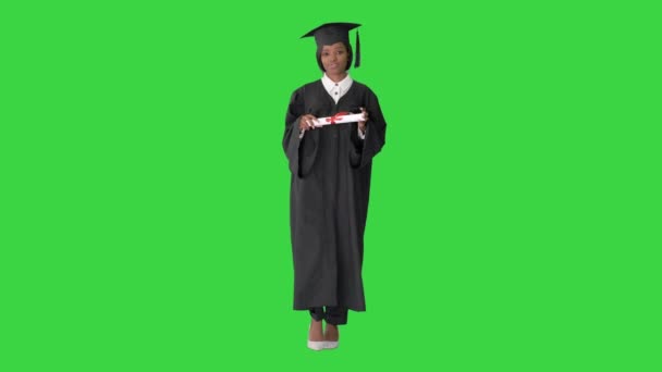 Graves afroamericanas graduadas caminando con diploma en una pantalla verde, Chroma Key. — Vídeos de Stock