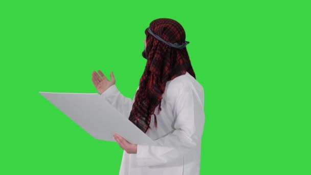 Sheikh megnézi a tervrajzot és az objektumot egy zöld képernyőn, Chroma Key. — Stock videók