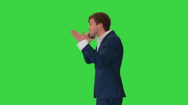 Stressad och arg affärsman talar i telefon på en grön skärm, Chroma Key. — Stockvideo