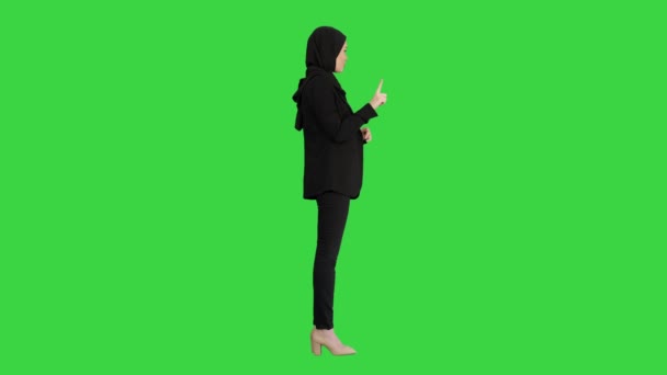 Kendine güvenen genç Müslüman iş kadını tesettür takıyor Yeşil Ekran 'da kameraya konuşuyor, Chroma Key. — Stok video