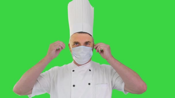 Chef cuisinier homme enlevant masque médical et souriant à la caméra sur un écran vert, Chroma Key. — Video