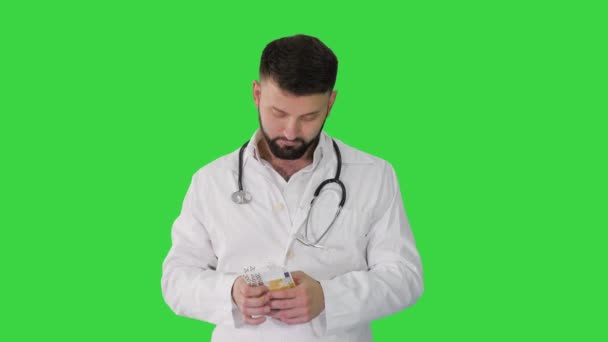 Arabski lekarz liczący pieniądze EUROs na zielonym ekranie, Chroma Key. — Wideo stockowe