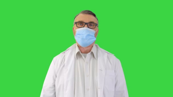 Läkare i medicinsk mask mot Coronavirus Covid-19 andas tungt på en grön skärm, Chroma Key. — Stockvideo