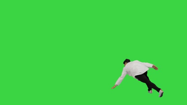 若い男性医師のダンスブレークダンス,カメラを見て彼のローブを調整し、緑の画面上を歩く,クロマキー. — ストック動画