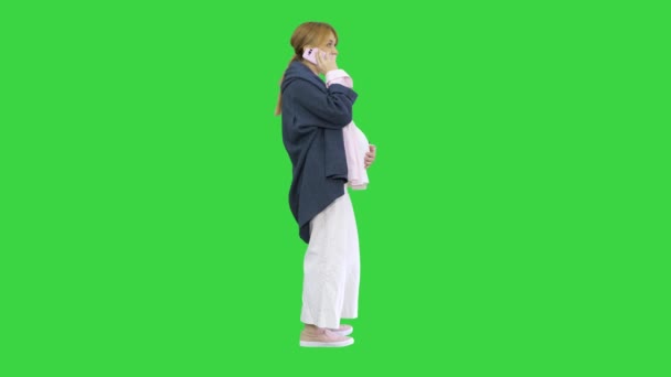 Atraktivní těhotná žena telefonování a držení břicha na zelené obrazovce, Chroma Key. — Stock video