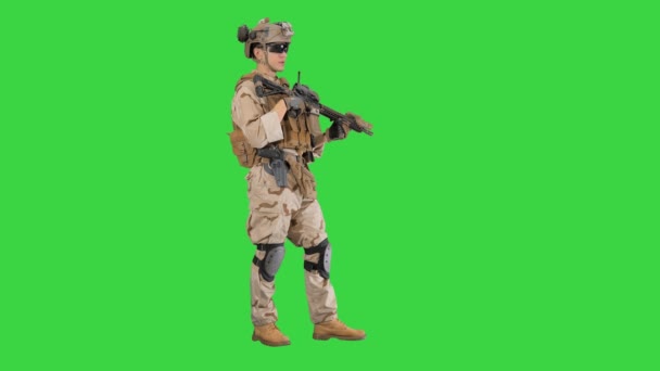 Soldat im Stehen und Hören von Befehlen auf grünem Bildschirm, Chroma Key. — Stockvideo