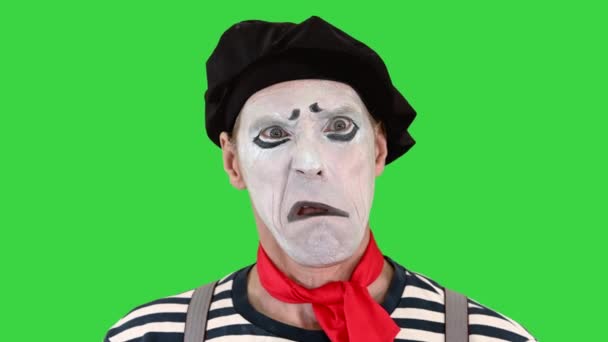Mime doing different emotions from smiling to being sad on a Green Screen, Chroma Key. — Stock Video