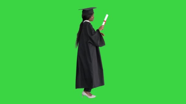 Feliz graduada afroamericana bailando con su diploma en una pantalla verde, Chroma Key. — Vídeos de Stock