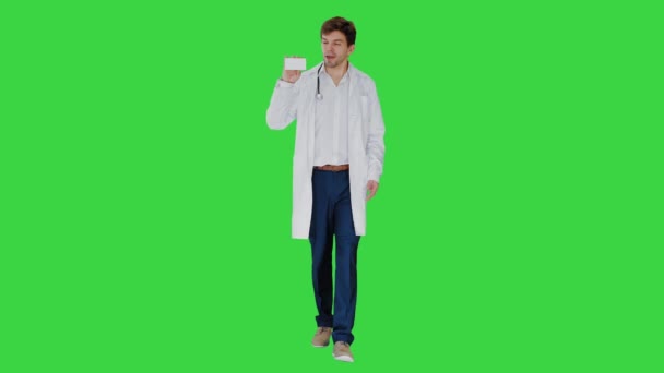 Walking Male Doctor mostrando la caja blanca vacía de pastillas en una pantalla verde, Chroma Key. — Vídeos de Stock