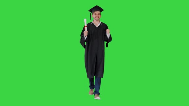 Feliz estudiante de graduación caminando a la ceremonia de graduación en una pantalla verde, Chroma Key. — Vídeo de stock