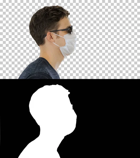 의료용 마스크와 검은 안경을 쓰고 걷고 있는 맹인 알파 잔 — 스톡 사진