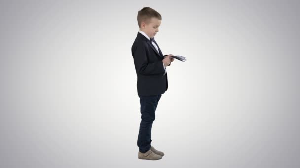 Malý chlapec v černém obleku počítá peníze na gradient pozadí. — Stock video