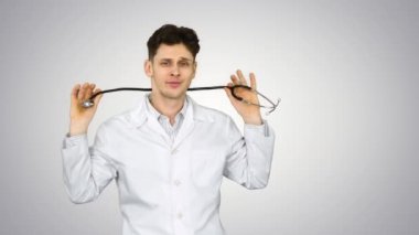 Yakışıklı doktor dans ediyor ve arka planda eğleniyor..