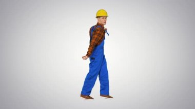 Dansçı genç mühendis işten sonra miğferiyle gradyan arka planda dans ediyor.