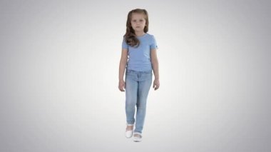 Kot pantolonlu ve mavi tişörtlü küçük kız arka planda yürüyor..