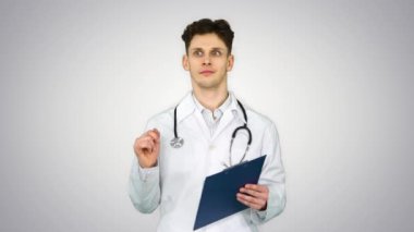 Doktor elinde tablet tutarken gradyan arkaplan belgeleriyle.