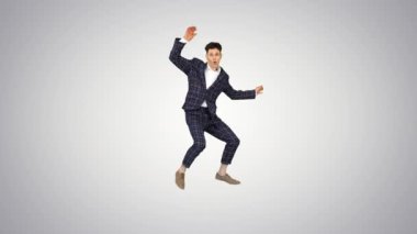 Katı takım elbiseli genç, çekici erkek dansçı. Dansçı. Gradyan arka planda ayrılık yaşıyor..