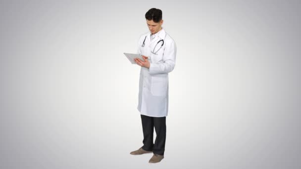 Arzt hält digitalen Tablet-PC in der Hand und liest Ergebnisse auf Gradienten-Hintergrund. — Stockvideo