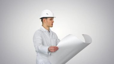 Planla dans eden mühendis, gradyan arka planda iyi bir ruh hali içinde..