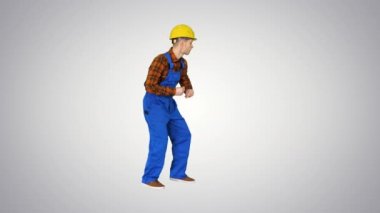 Genç inşaat işçisi, arka planda hip-hop dansı yapıyor..
