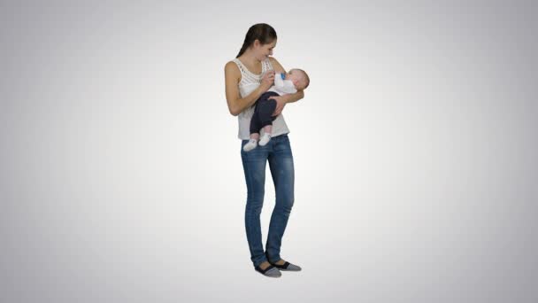 Matka dává dítěti pít z láhve, Alpha Channel — Stock video