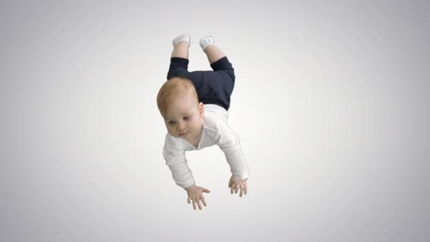 Słodkie dziecko układające i trzymające jego głowę, kanał Alfa — Wideo stockowe