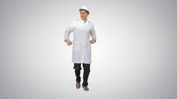 Ingenieur-Mann tanzt Hip-Hop auf lustige Weise auf Steigungsuntergrund. — Stockvideo