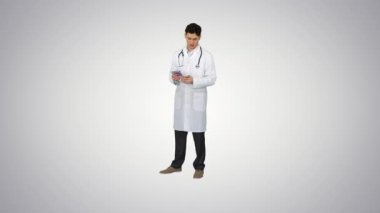Avro sayan ve arka planda dans eden bir doktor.