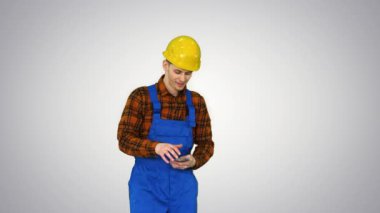 Mimar, maaşını ve dansını gradyan arka planda komik bir şekilde hesaplıyor..