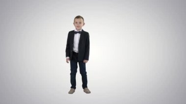 Takım elbiseli çocuk seni selamlıyor. Gradyan arka planda girip çıkıyor..