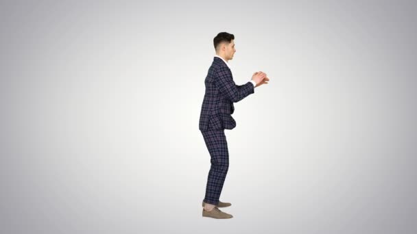 Empresário faz um back flip e mostra gesto legal para câmera depois em fundo gradiente. — Vídeo de Stock