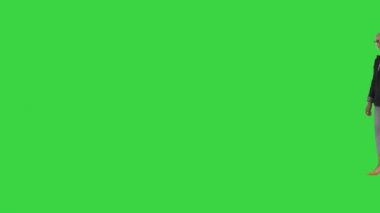 Beyaz tenli güzel iş kadını, gri saçlı yeşil ekranda yürüyor, Chroma Key..
