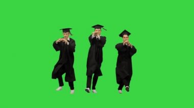 Üç erkek bornoz ve havan panosu içinde yeşil ekranda senkronize dans ederek mezun oluyor..