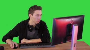 Genç oyuncu Green Screen, Chroma Key 'de oyun seyrediyor..