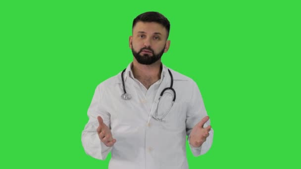 Médico confiante falando e olhando para a câmera em uma tela verde, Chroma Key. — Vídeo de Stock