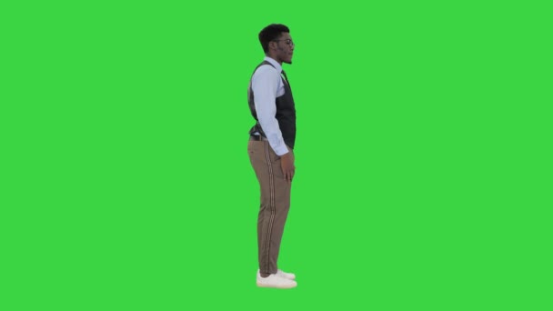 Genç Afro-Amerikalı iş adamı tam karşıya bakıyor ve başını yeşil ekrana sallıyor, Chroma Key.. — Stok video