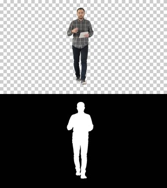 Tabletli gülümseyen adam yürüyor ve kamerayla konuşuyor, Alfa Kanalı.