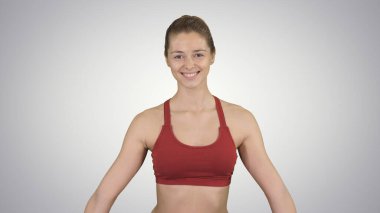 Genç çekici kadın yoga yapıyor, Gomukasana egzersizinde oturuyor, İnek Surat pozu veriyor, arka planda fotoğraf çekiliyor..